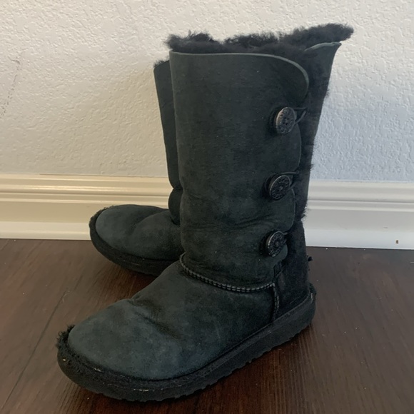 UGG 3 BUTTON BLACK SHEARLING BOOTS KIDS 5 - Picture 1 of 10